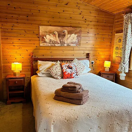 'little Grebe' - Secluded Rustic - Fishermans Delight. * יורק