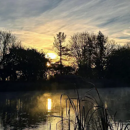 'little Grebe' - Secluded Rustic - Fishermans Delight. בקתה